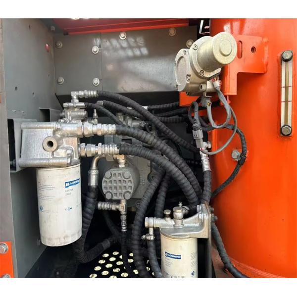 Em bom estado, de segunda mão. Excavadora Hitachi ZX120 com motor ISUZU CC-4BG1TC.