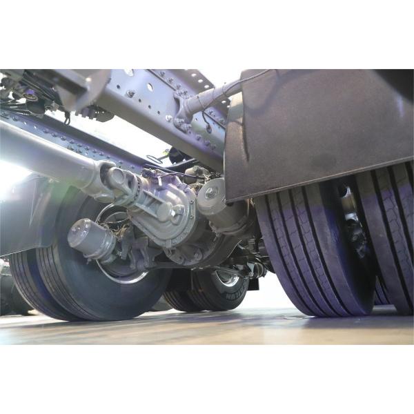 HOWO TS7 Heavy Truck 700HP 6X4 Hydraulic Buffer LNG Automatic Transmission High Roof Tractor