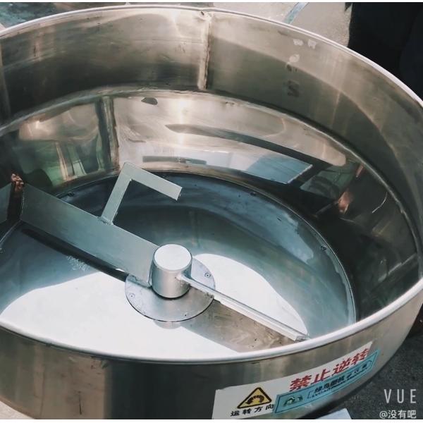 По вертикали пластиковая емкость машины смесителя 150 Кг/Х с колесом ЛДХ-100 1.5кв рицинуса