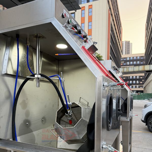 Small Automatic Wet Vapor Blasting Machine For Batch Hardware Parts Processing