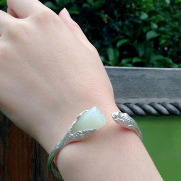 Handcraft Sterling Silver Cuff Bracelet with Sculpted Natural Jade Gardenias Silver Bangle (B6032401GREEN)