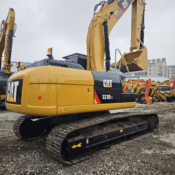 Caterpillar 323D2L Excavator Combines 23-Ton Strength and Fuel Efficiency for Cost-Effective Medium-Sized Excavation Projects