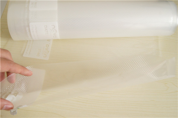 O material de nylon plástico do PE e a superfície de gravação que seguram o saco de empacotamento do aferidor do vácuo da poupança do alimento da categoria comercial rolam