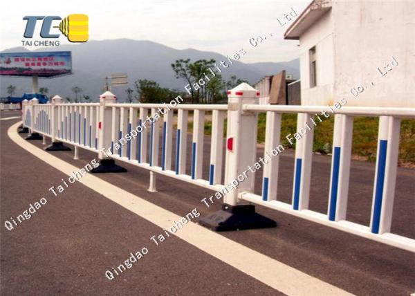 Portão de saída fechado, ligado, aço, plástico, vedação branca, rodovia municipal, construção galvanizada