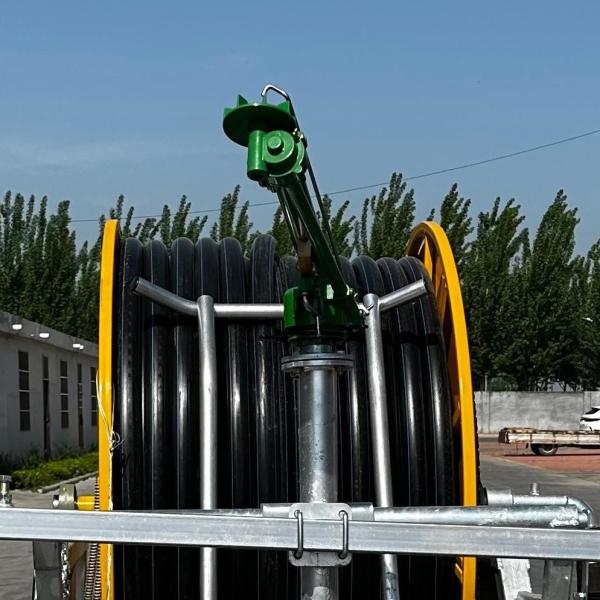 Sistema de riego con bobina de manguera y rociador Amarillo Agrícola