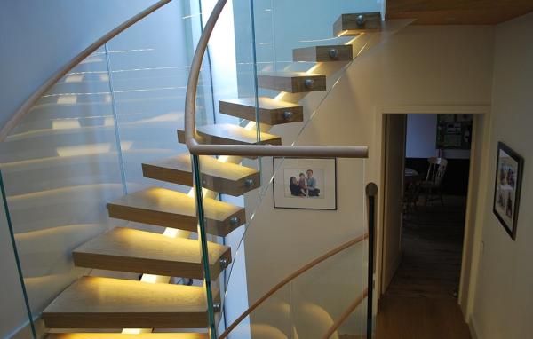Stainless Steel Curved Glass Staircase Modern House Decoration With Wall Mounted Handrails