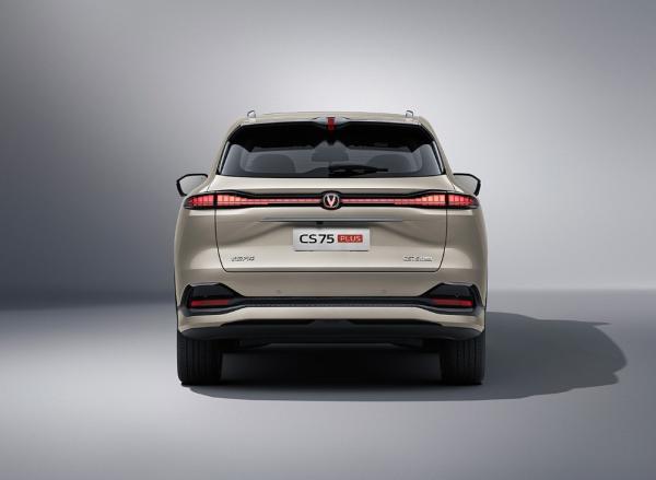 Vitre arrière électrique et réservoir de carburant Capacité 50-80L Changan CS75 PLUS 1.5T SUV avec 5 sièges 5 portes panoramique toit ensoleillé