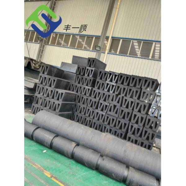 Ship Protecting Tugboat W Rubber Fenders Vertical Used For STS