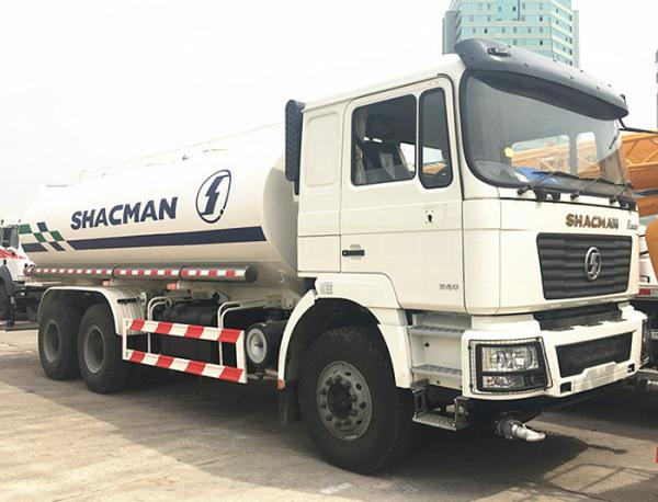 15000 litros de 350HP Shacman 6x4 molham os tanques do caminhão