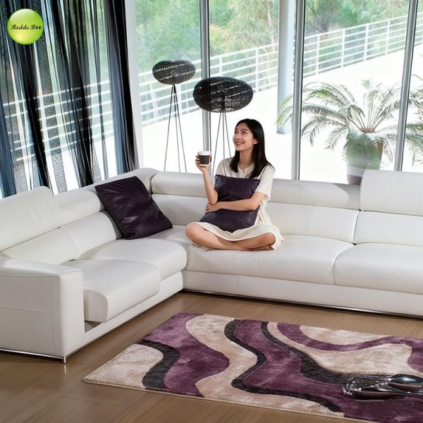 Elegant White Leather Sectional: Sleek Design, Contrast Pillows – Ideal for Modern Chats