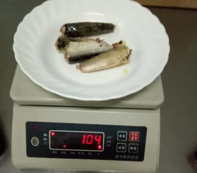 sardinhas enlatadas do peso 125g líquido nutrição rica do óleo vegetal na vária