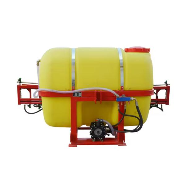 Трактор сельскохозяйственного назначения сочетается с трактором распылителем