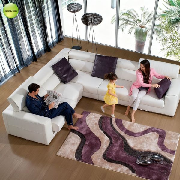 Elegant White Leather Sectional: Sleek Design, Contrast Pillows – Ideal for Modern Chats