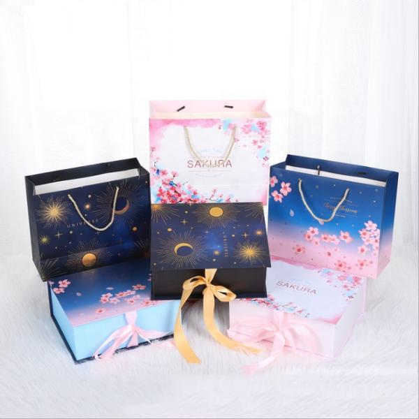 Повторно использованный младенец логотипа материалов изготовленный на заказ одевает коробки подарочной коробки установленные упаковывая с лентой