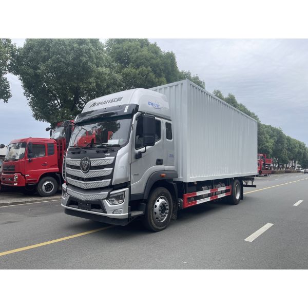 4x2 300 hp Medium-duty Box Truck (Diesel-powered)