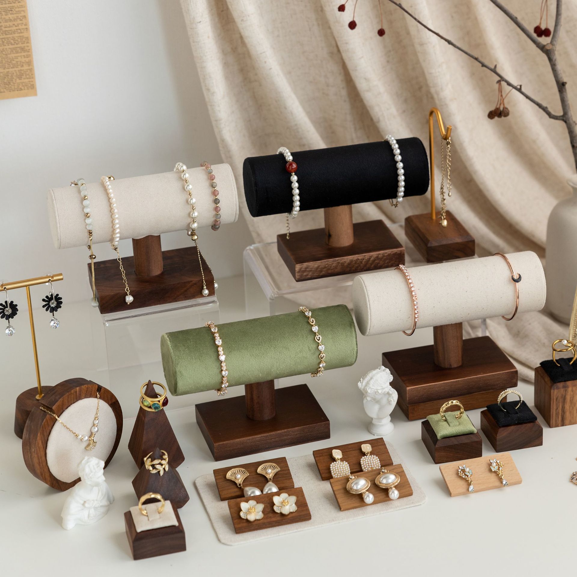 Customized Design High-Quality Materials Jewelry Display Holder for One-Stop Solution Showcase