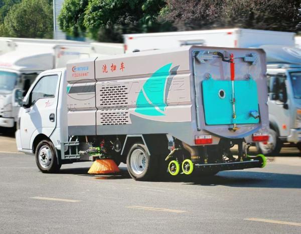 Dongfeng Mini Industrial Road Sweeper Machine , Street Sweeper Cleaning Equipment