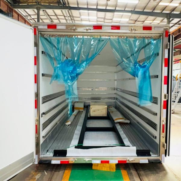                    18FT Refrigeration Truck Box Body with FRP Sandwich Wall and Aluminum Duct Floor for Isuzu Truck Chassis             