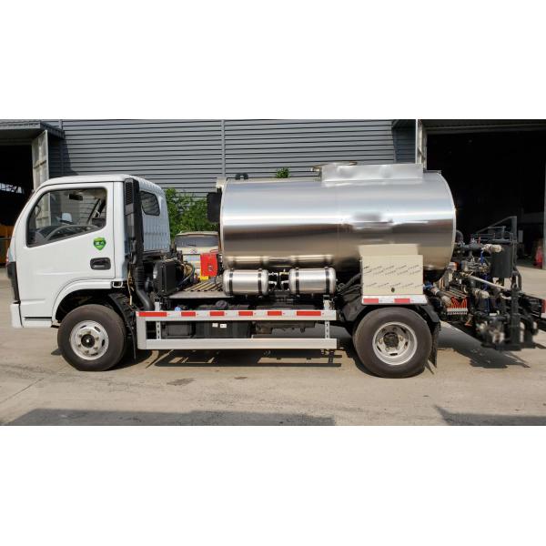 Dongfeng 4x2 6 roule le camion de distributeur du bitume 5000L