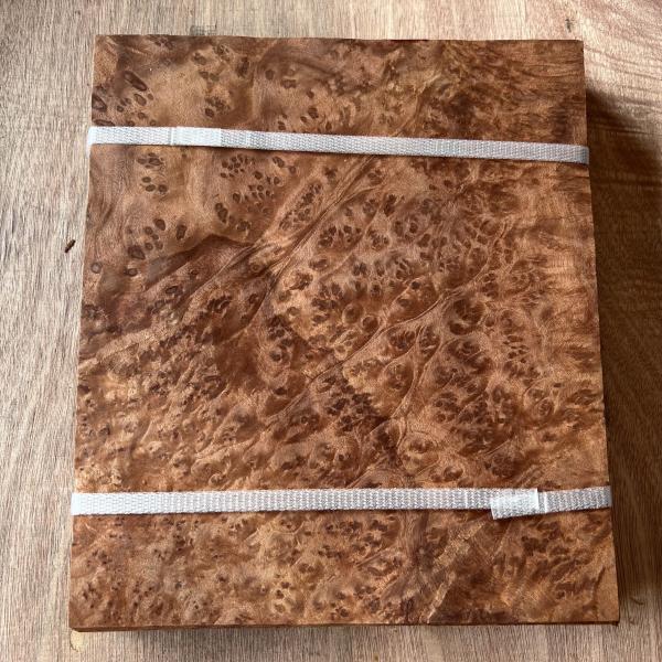 0.45mm Red Camphor Burl Veneer coupé pour le processus de coupe de qualité artisanale