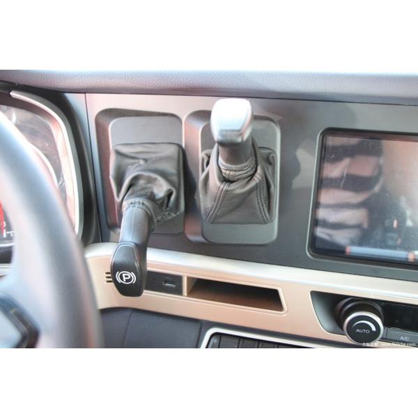 Used HOWO SINOTRUCK 6X4 Truck Head T7H 460 Tractor Truck with EURO 5 Emission