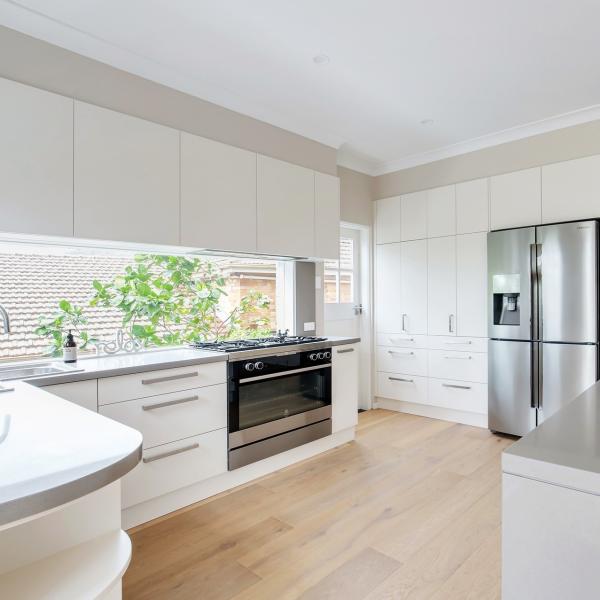 Custom White Lacquer Painting Kitchen Cupboard 18mm HMR Core MDF