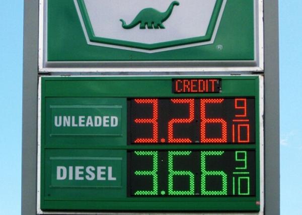 Signes menés de la station service DIP546 18, affichage mené des prix avec l'automobile - obscurcissant
