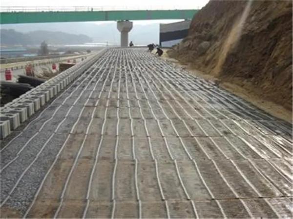 Slope Protection PE HDPE Geogrid 38x38 50X50mm Mesh 20-200KN/M Tensile Strength