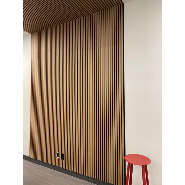 Panel acústico con ranuras de madera de pizarra lineal Decoración Material de construcción de absorción de sonido