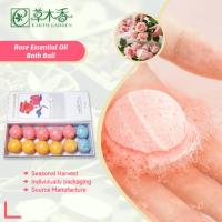 Des bombes de bain de roses biologiques avec des huiles essentielles pour la peau sensible