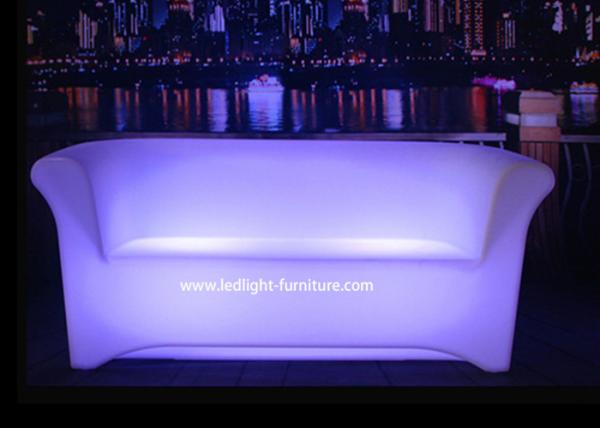 O fulgor grande do RGB ilumina acima o sofá com mobília moderna dobro do estilo de Seat KTV