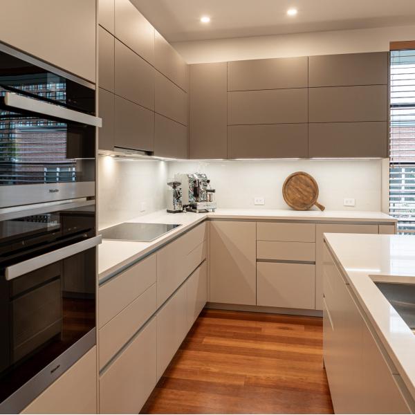 Light Grey Modern Kitchen Cabinet Dining Room Pre Made Lacquer Handless Kitchen Cabinet