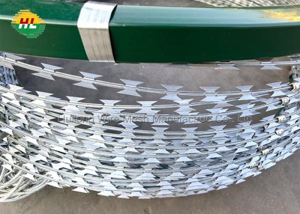 O arame farpado sanfona de aço inoxidável do fio da lâmina galvanizou o aço 300M For Home Garden