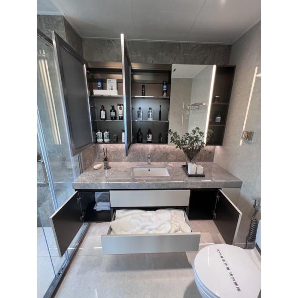 Настройка ванной шкаф с мягким бежевым цветом и серой мраморной столешницей