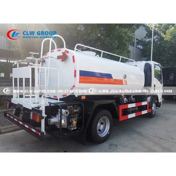 5 Ton Isuzu Water Sprinkler Truck Hydraulic operaram a limpeza dos restos das cabeças de pulverizador