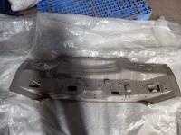 Geely Geometry Un assemblage de tenue arrière gris argenté en alliage d'aluminium