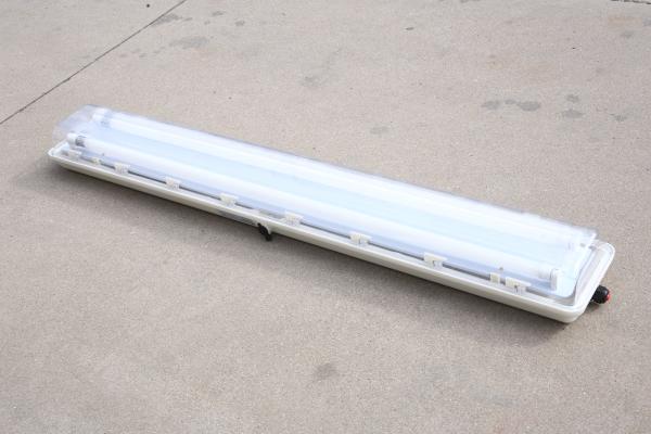 Angle de faisceau 120-140C Lampe fluorescente antidéflagrante avec tuyau en acier ou câblage Câble Autonomie de la batterie Temps d'urgence 90min