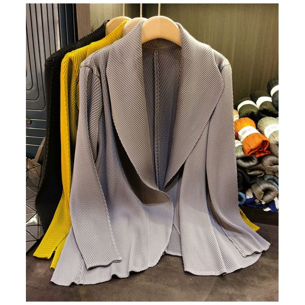 Spring 2025 Women's Solid Color Lapel Long Sleeved Pleated Women's Long Coat