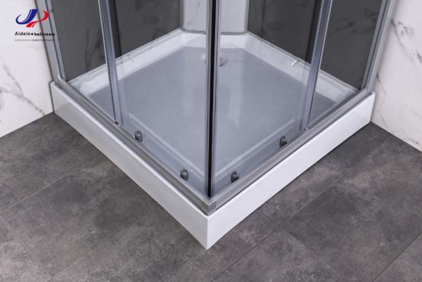 Salle de douche fonctionnelle carrée avec verre trempé et cadre d'aluminium pour un luxe