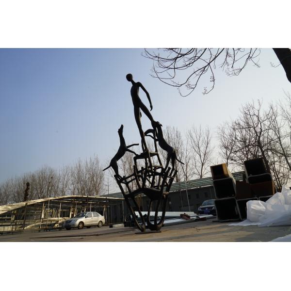 Большая бронзовая скульптура на открытом воздухе: человек и собаки, выражающие солидарность