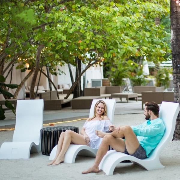 Courtyard Hotel Furniture Modern Outdoor In-Pool Sun Loungers for Hotel Guests
