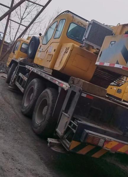 Xg 50 tonnes Cran de camions Équipement de chantier de construction avec cinq bras Cran Jib et en jaune