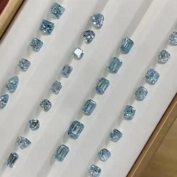 o laboratório criou diamantes azuis coloridos dos diamantes e a fonte principal Emerald Brilliant Cut Diamond da joia
