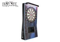 Solo jugador que lanza montado en la pared de fichas de la máquina de juego del simulador que vuela