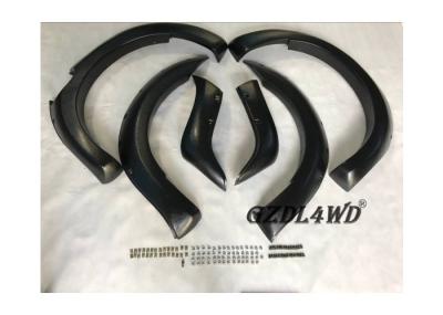 O arco preto da roda 4x4 do enrugamento alarga-se para o estilo do bolso da guarda florestal PX2