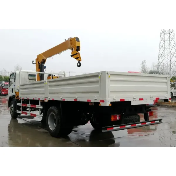 Sinotruk HOWO Telescopic Boom Truck Mounted Crane 5 Ton For Construction Material Transportation