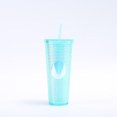 Une tasse remplie de paille. Parfaite pour les boissons chaudes et froides. Une tasse de café glacé.