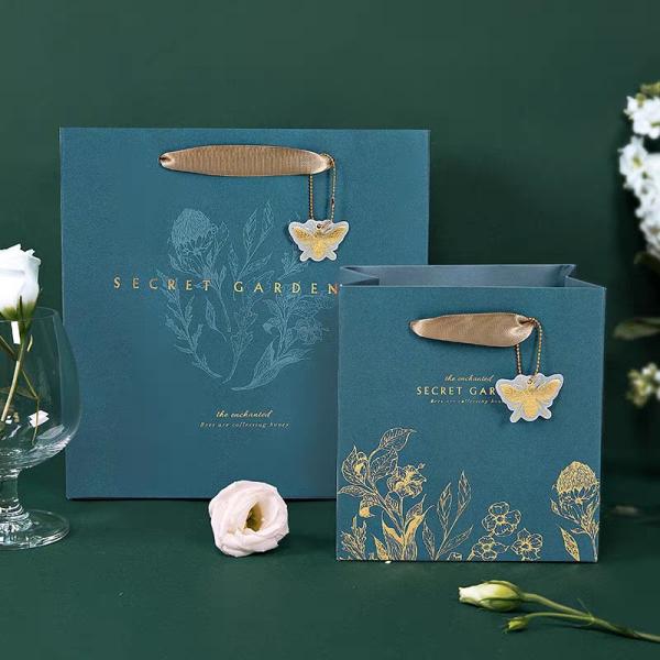 Al por mayor Logotipo impreso a medida Bolsas de papel regalo de lujo para compras con mango