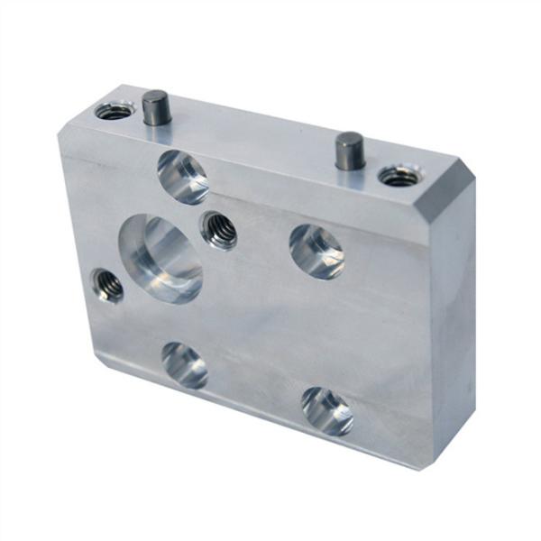 Токарный станок подвергая нержавеющую сталь механической обработке титана металла CNC поворачивая отполированную частями латунную