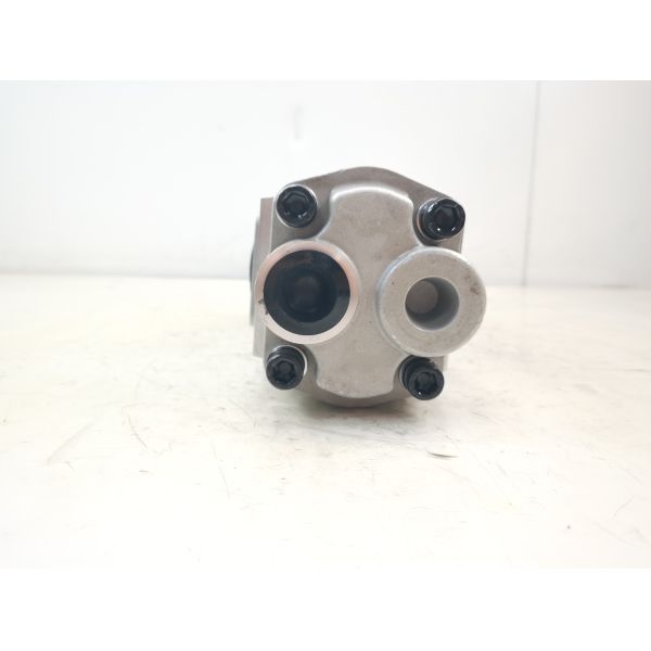 ST272727G9H9-L911 Pompe à engrenages hydraulique triple utilisée dans les machines lourdes pour les ventes directes d'usine Komatsu, matériaux en alliage de fer et d'aluminium